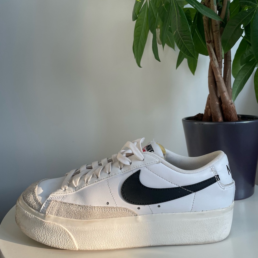 Women Size 8 Nike Blazer Low Platform
White Black Shoes